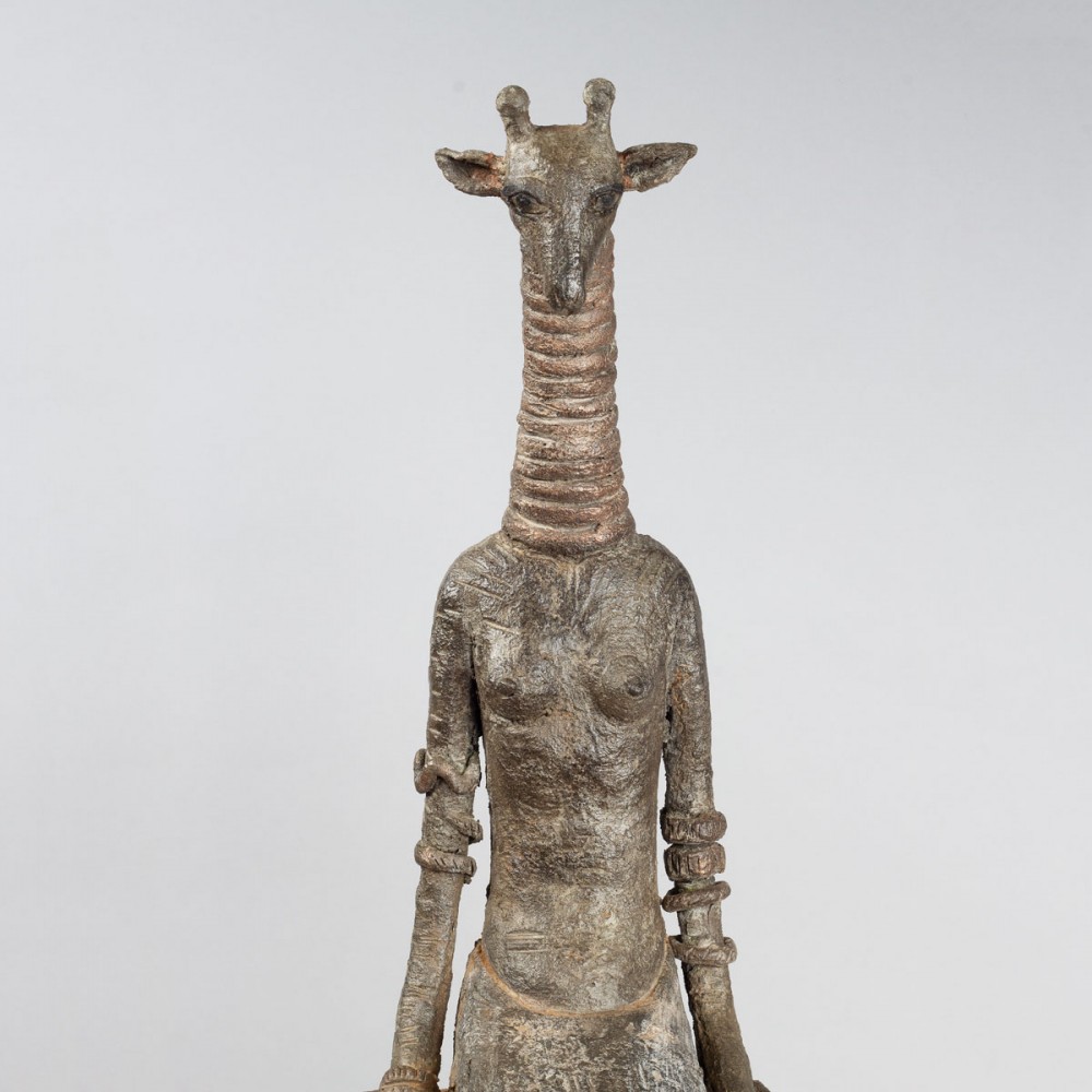 Zoom haut de la sculpture terre Girafe songeuse, statue animalière girafe de Sophie verger