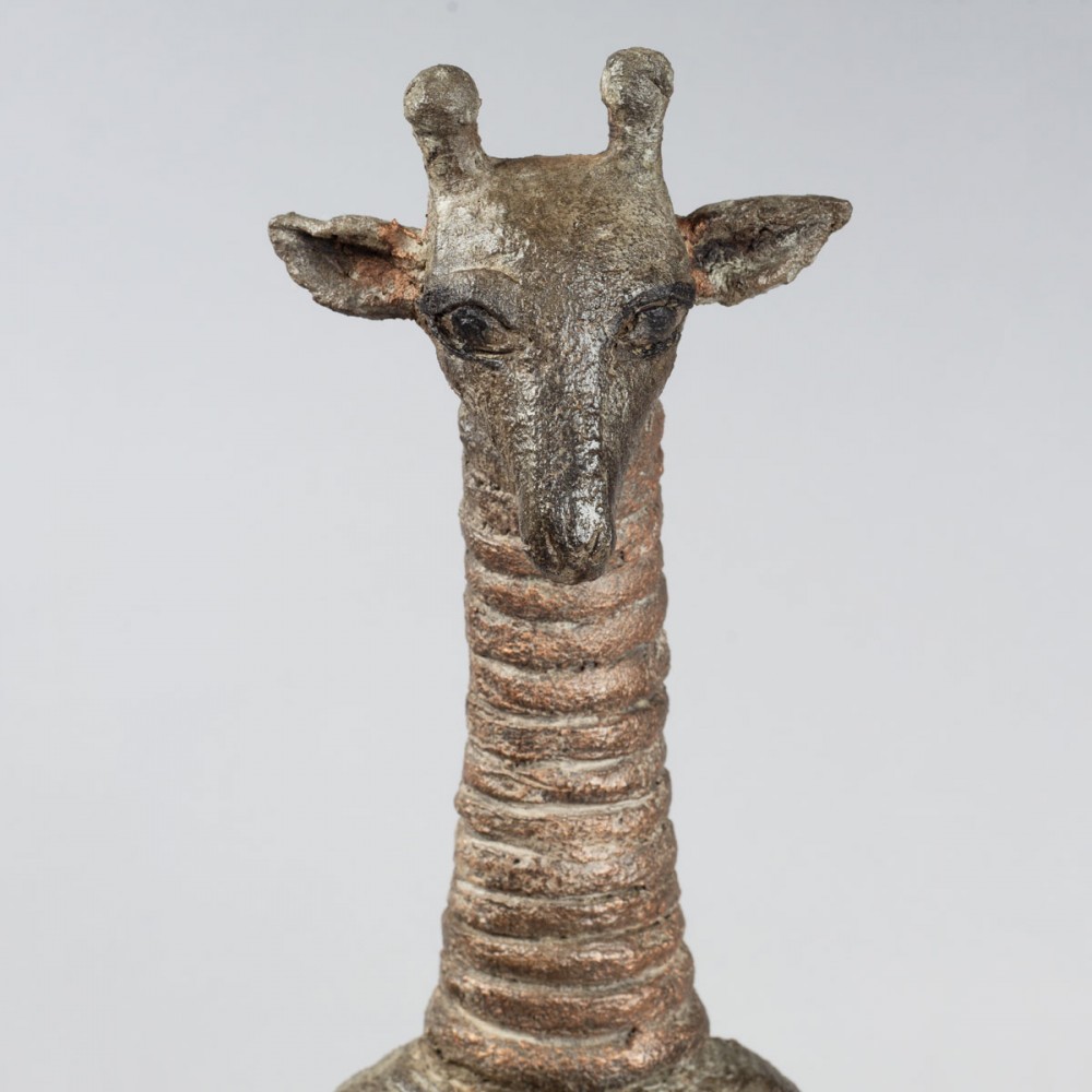Détail tête de la sculpture terre Girafe songeuse, statue animalière girafe de Sophie verger