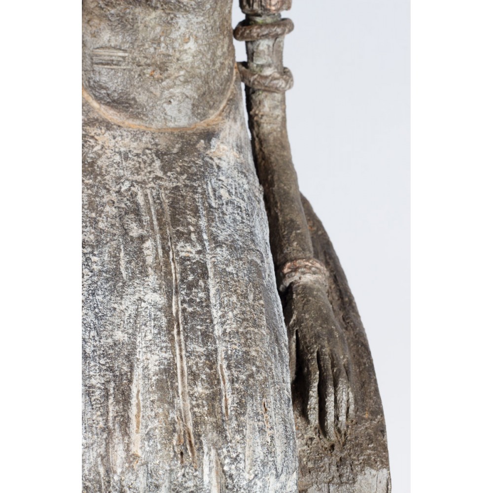 Détail bras de la sculpture terre Girafe songeuse, statue animalière girafe de Sophie verger