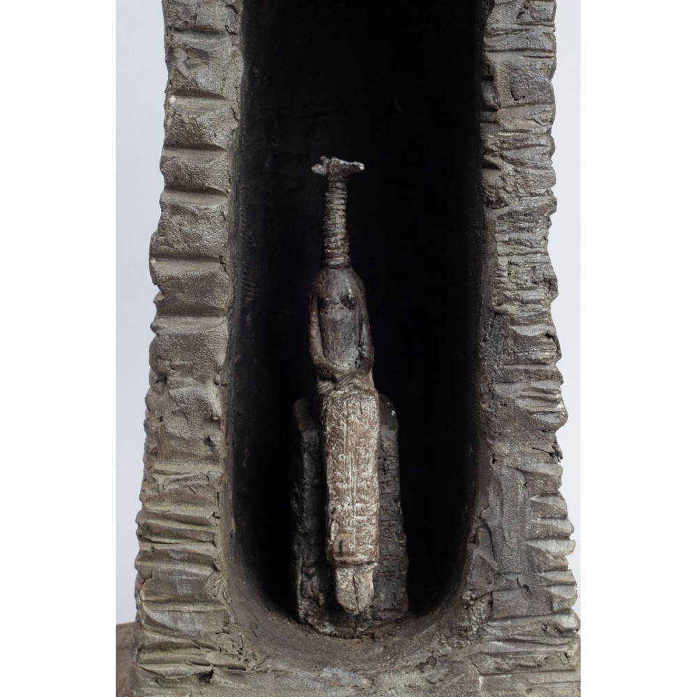 Détail le bas de l'arrière de la sculpture terre Girafe songeuse, statue animalière girafe de Sophie verger