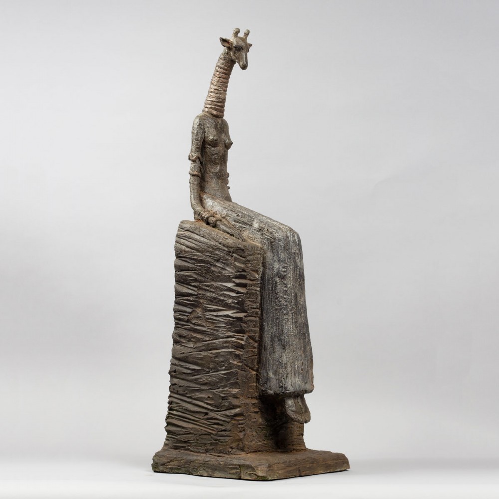 Profil droit de la sculpture terre Girafe songeuse, statue animalière girafe de Sophie verger