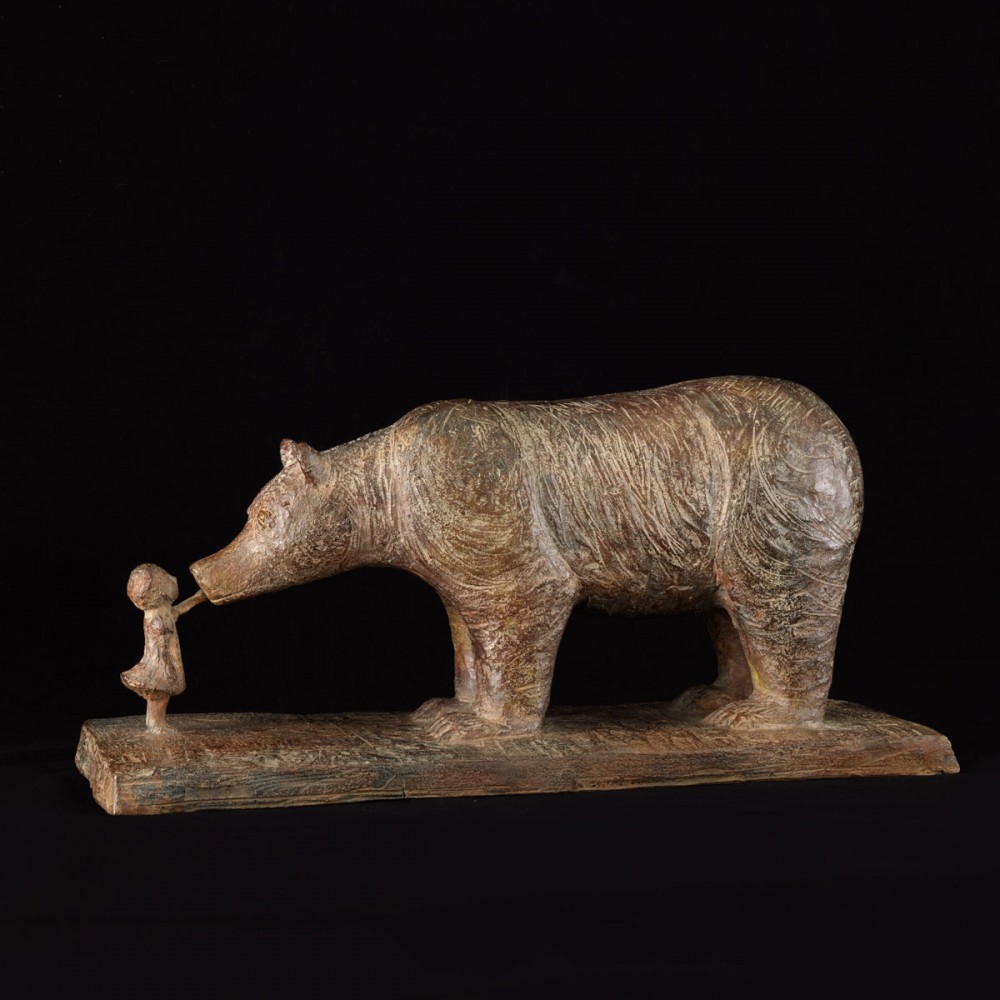 Grand ours et petite fille, sculpture animalière bronze ours et enfants de Sophie Verger