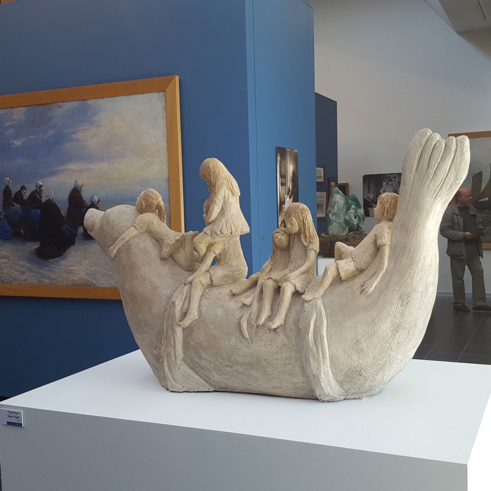 Bateau phoque, sculpture animalière terre phoque et enfants de Sophie Verger