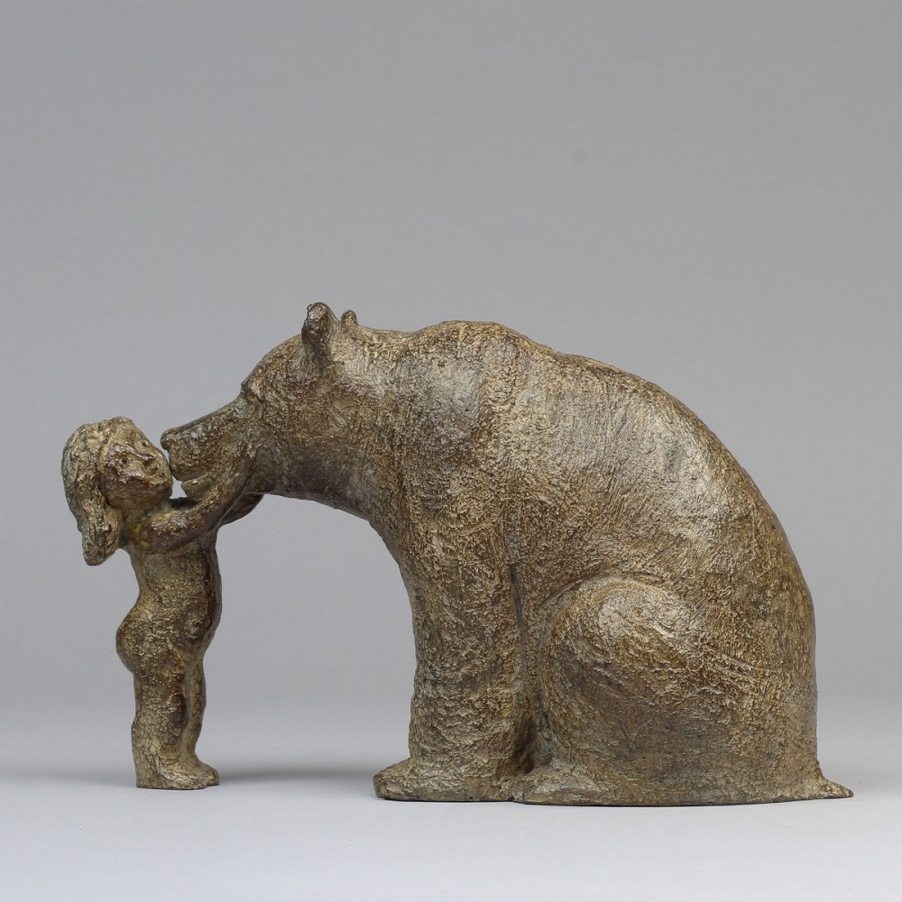 Mon ours, sculpture animalière bronze ours et enfants de Sophie Verger