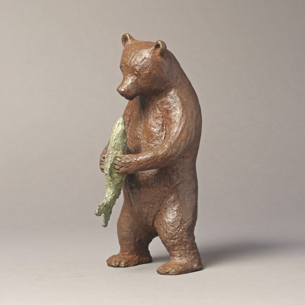 Le festin, sculpture animalière bronze ours et poisson de Sophie Verger