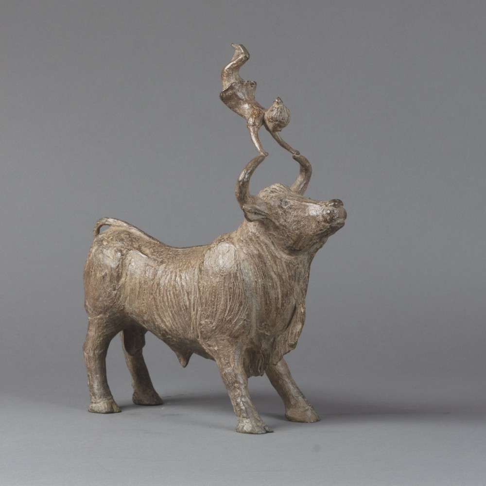 Sculpture bronze Dans l'arène ou mon taureau préféré, statue animalière bronze taureau et enfant de Sophie Verger