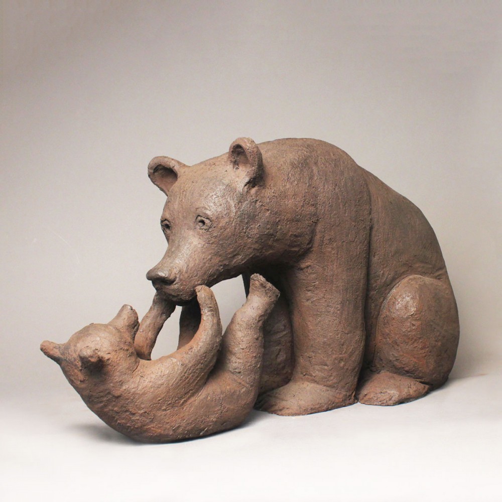 Ourson joueur, sculpture animalière terre ours de Sophie Verger