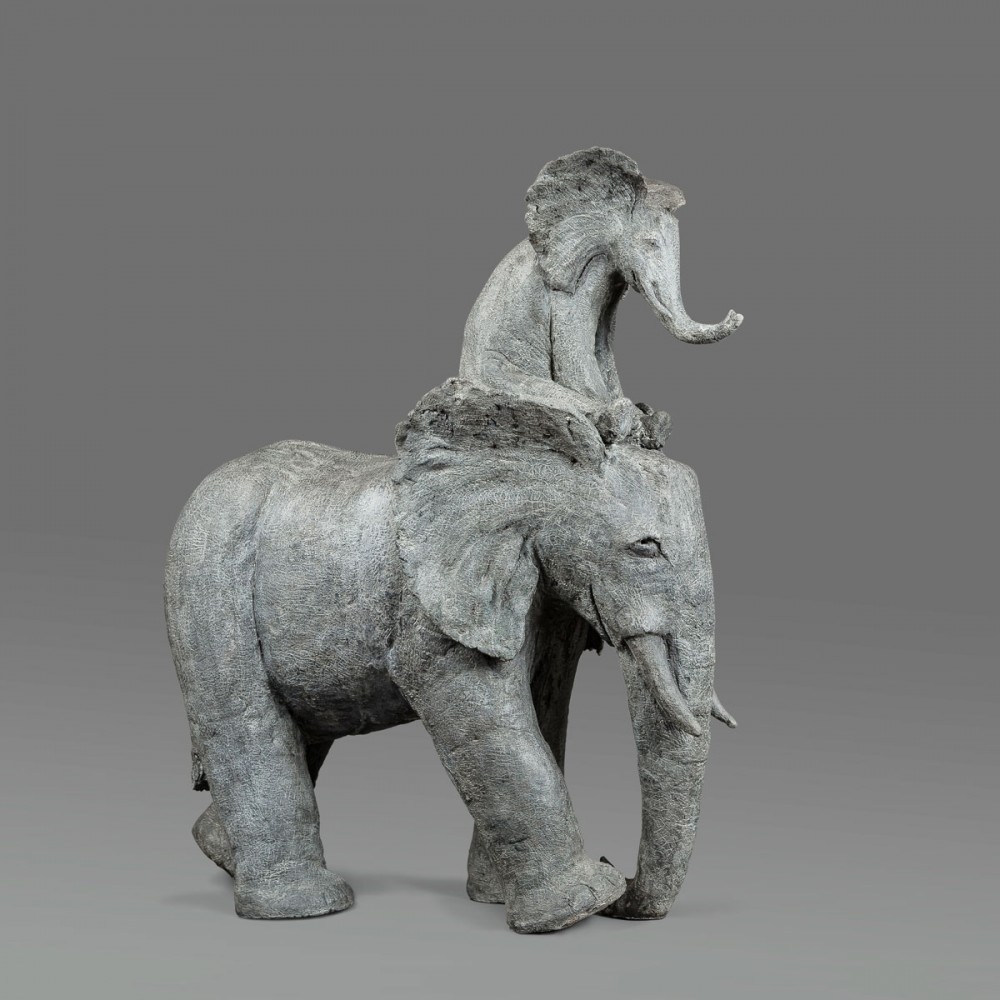 En sortant du fleuve, sculpture animalière terre éléphant de Sophie Verger détail 1