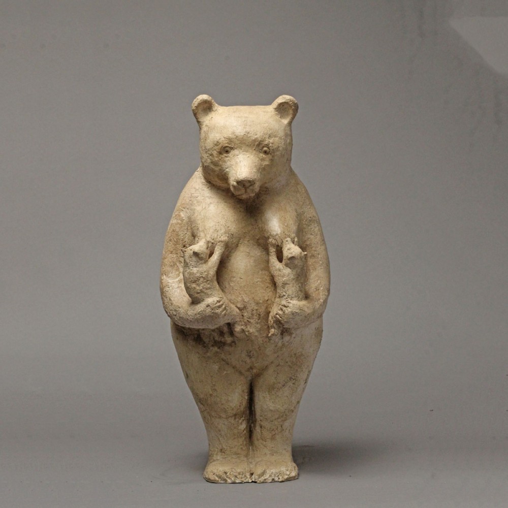 Déesse Rosmerta, sculpture animalière terre ours de Sophie Verger