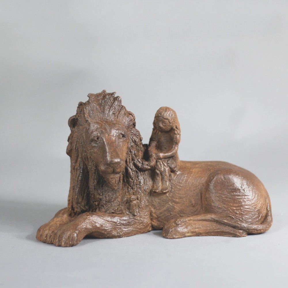 La tresseuse de nattes, sculpture animalière terre lion et enfants