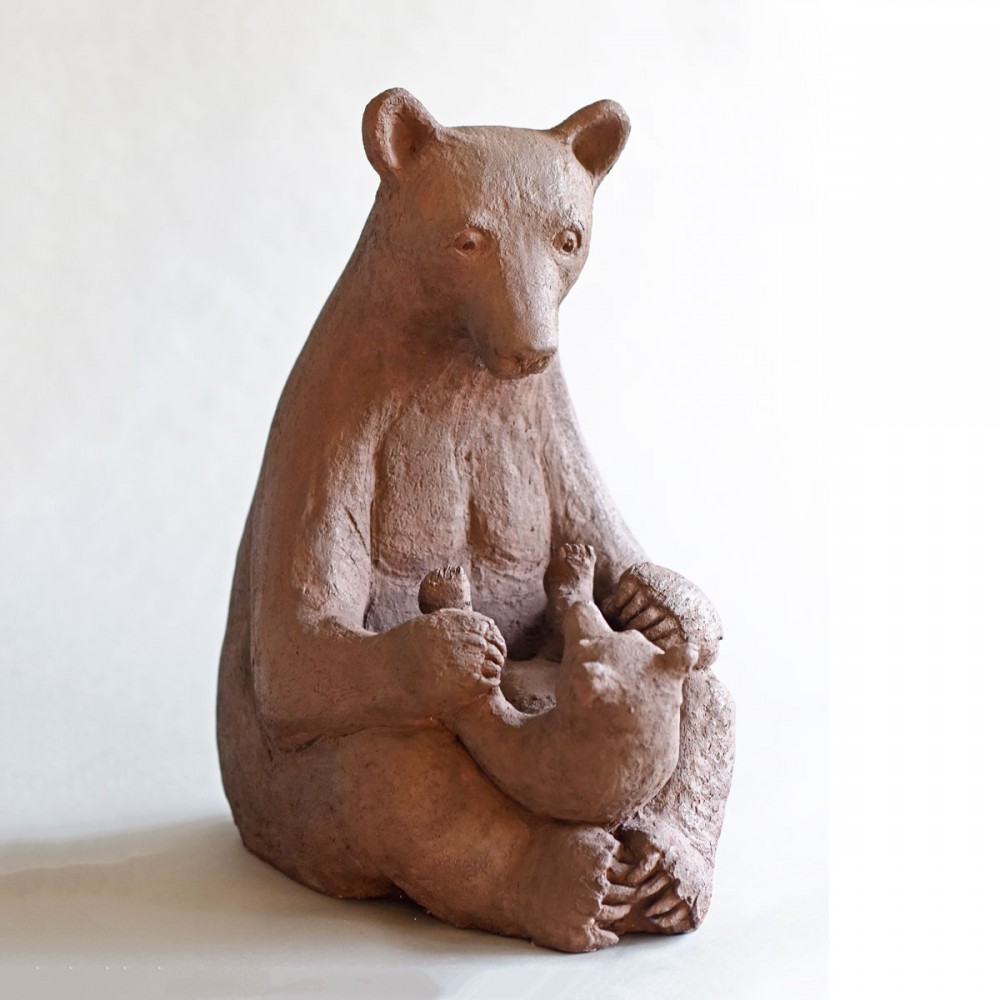 sculpture terre Ourse tendre, statue animalière terre ours de Sophie Verger