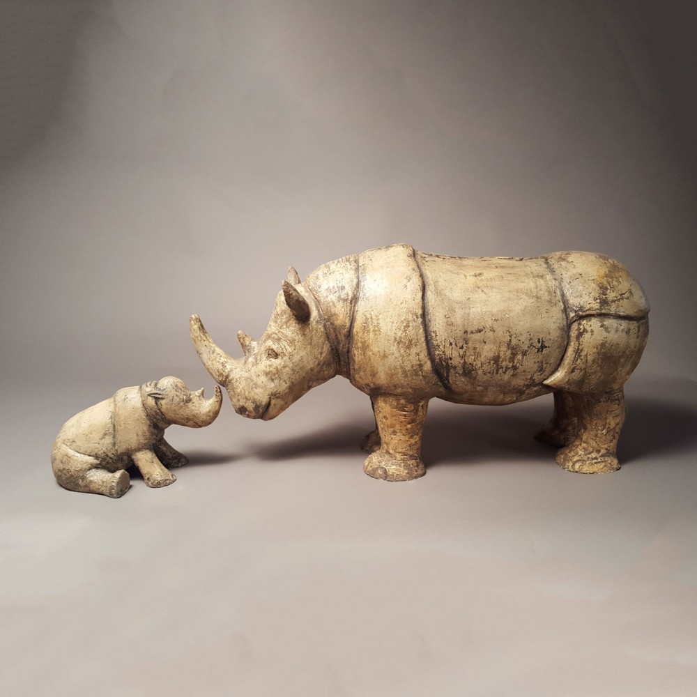 Adoption, sculpture animalière terre rhinocéros de Sophie Verger