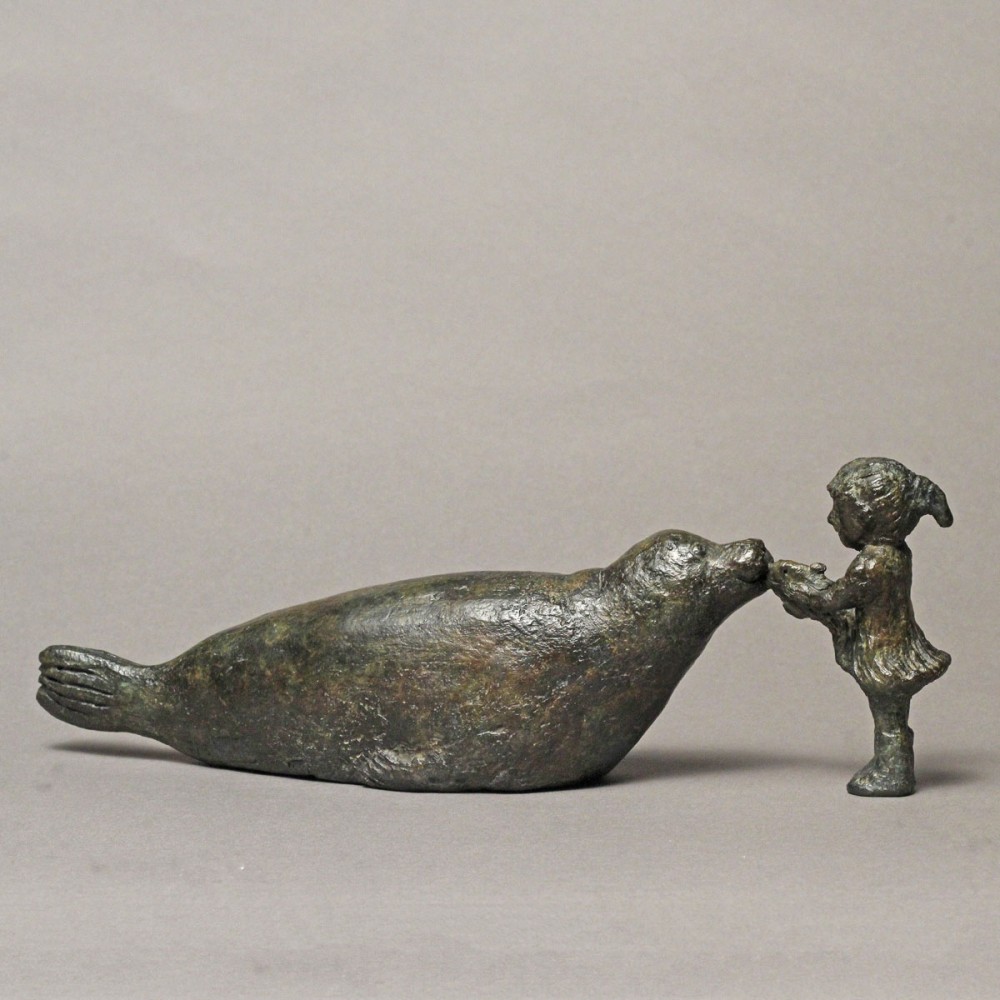 Offrande marine, sculpture animalière bronze phoque et enfants de Sophie Verger