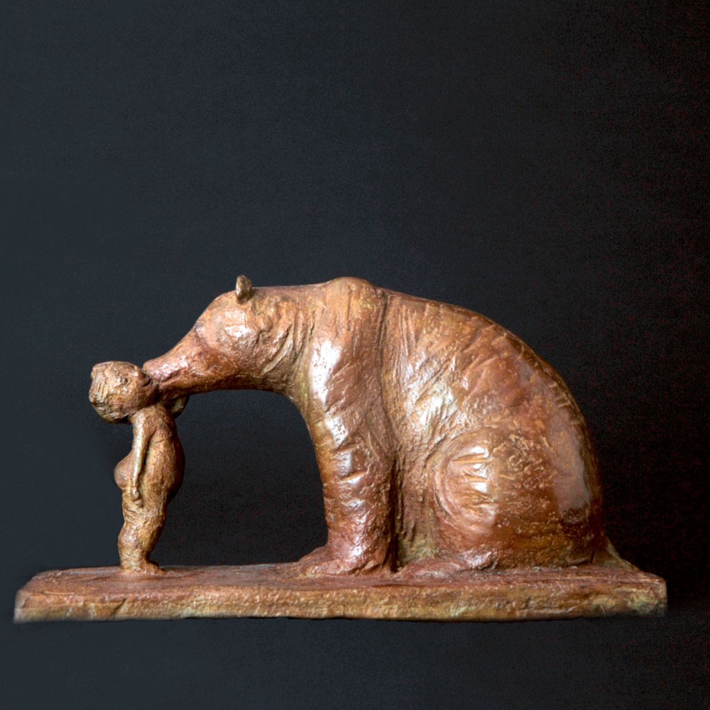 Petite fille et ours assis, sculpture animalière bronze ours et enfants de Sophie Verger