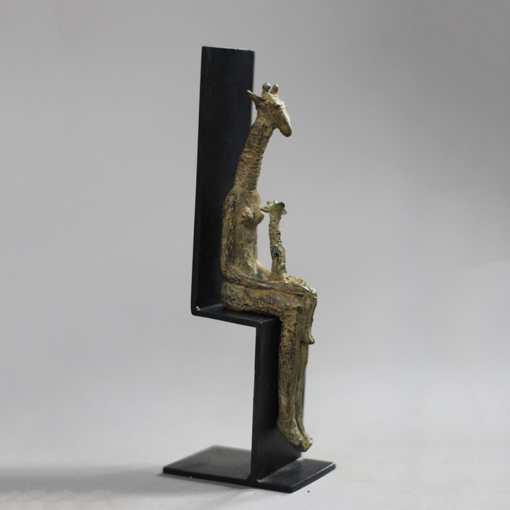 sculpture bronze Petite girafe assise et sa fille, statue bronze animalier girafe