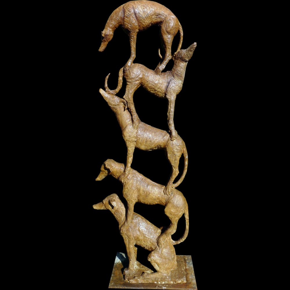 Colonne de whippets, sculpture animalière terre chien de Sophie Verger