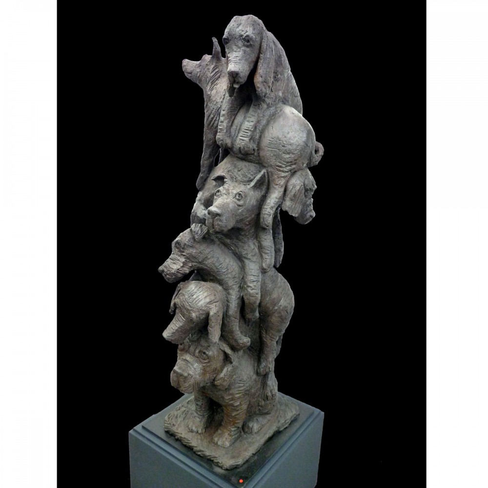 Colonne de chiens 1, sculpture animalière terre chien de Sophie Verger