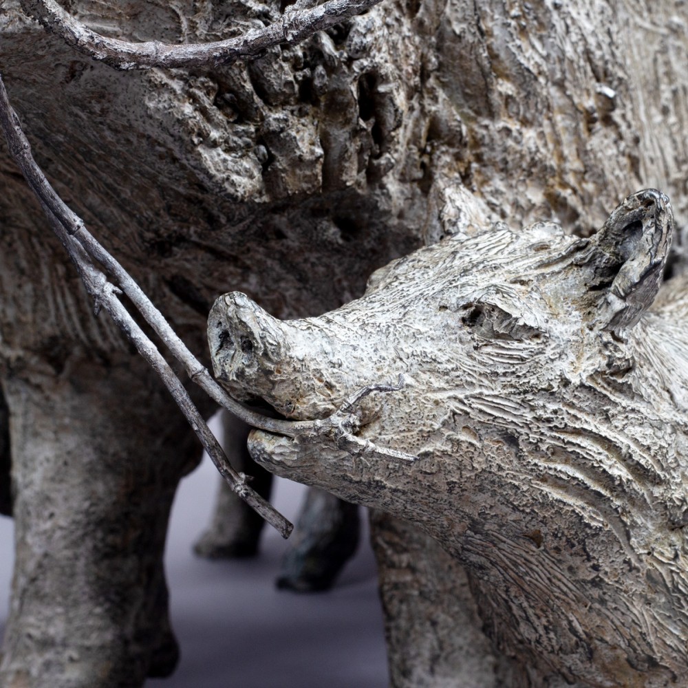 En forêt de Hez,Laie et marcassins, sculpture animalière bronze sanglier de Sophie Verger détail