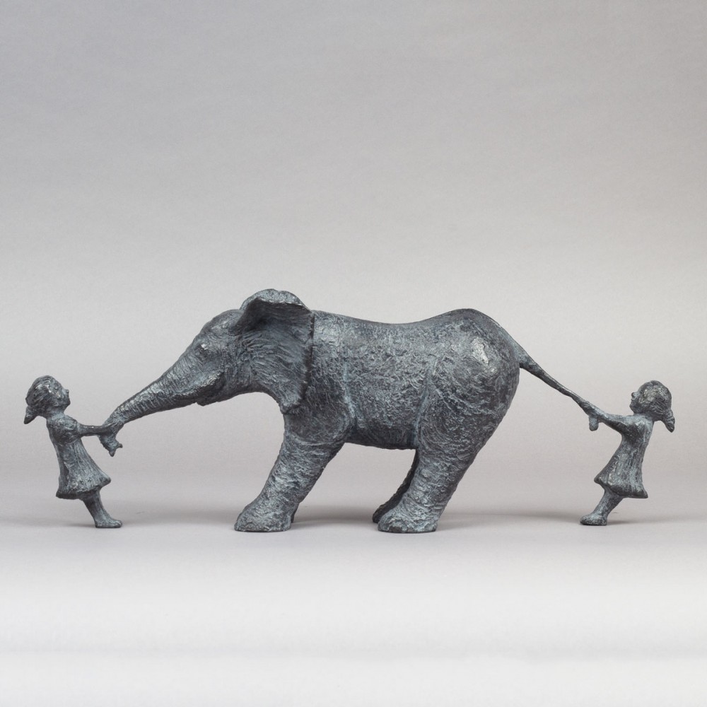 Éléphanteau et deux petites filles, sculpture animalière bronze éléphant et enfants de Sophie Verger
