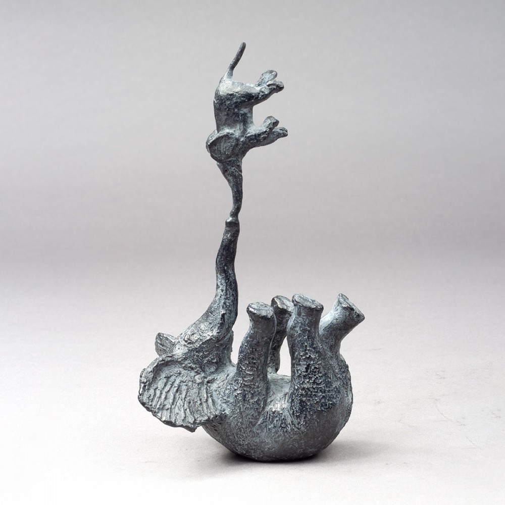 Mini équilibriste, sculpture animalière bronze éléphant de Sophie Verger