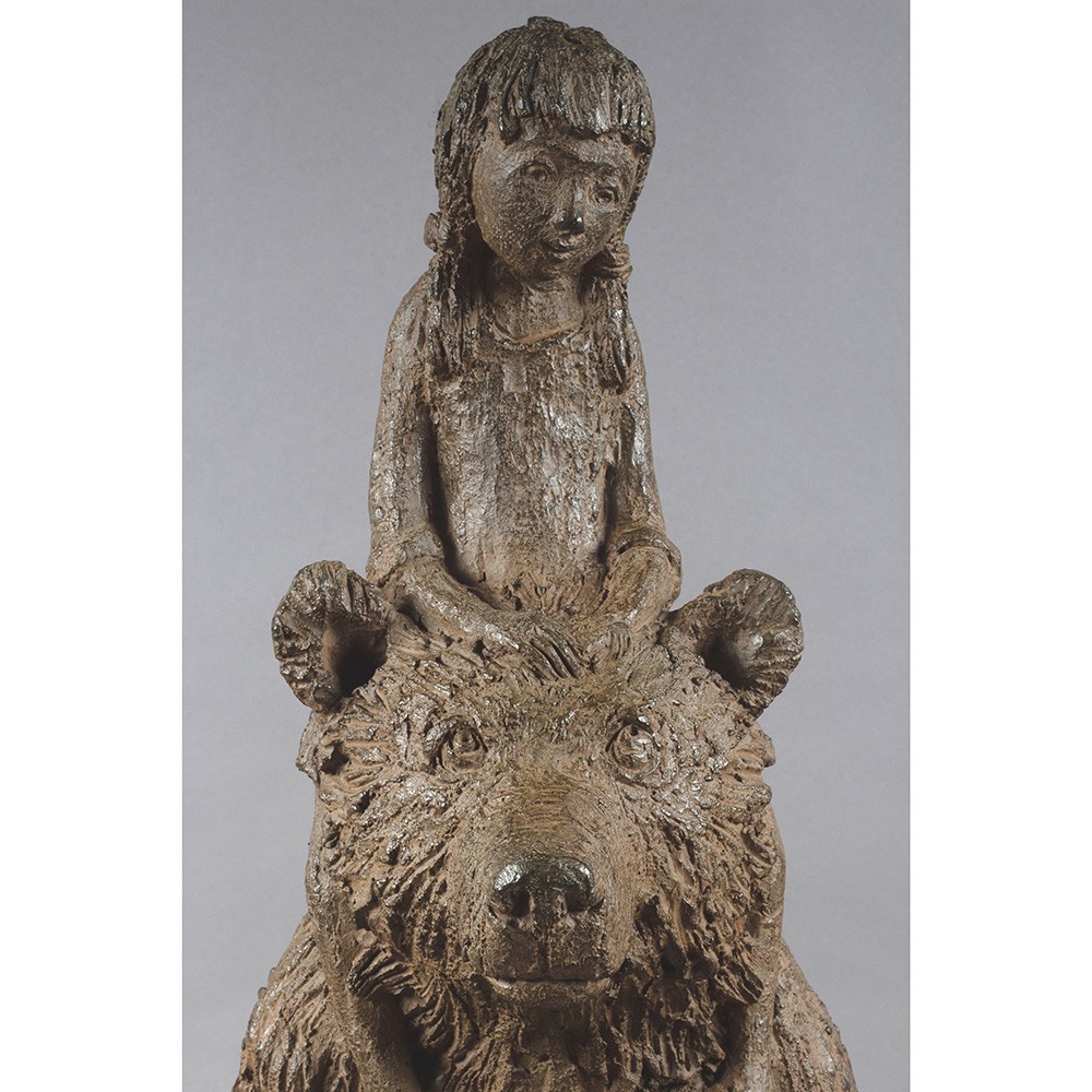 Détail de l'enfant sur les épaules de l'ours de Père et fille, sculpture animalière bronze ours et enfants de Sophie Verger