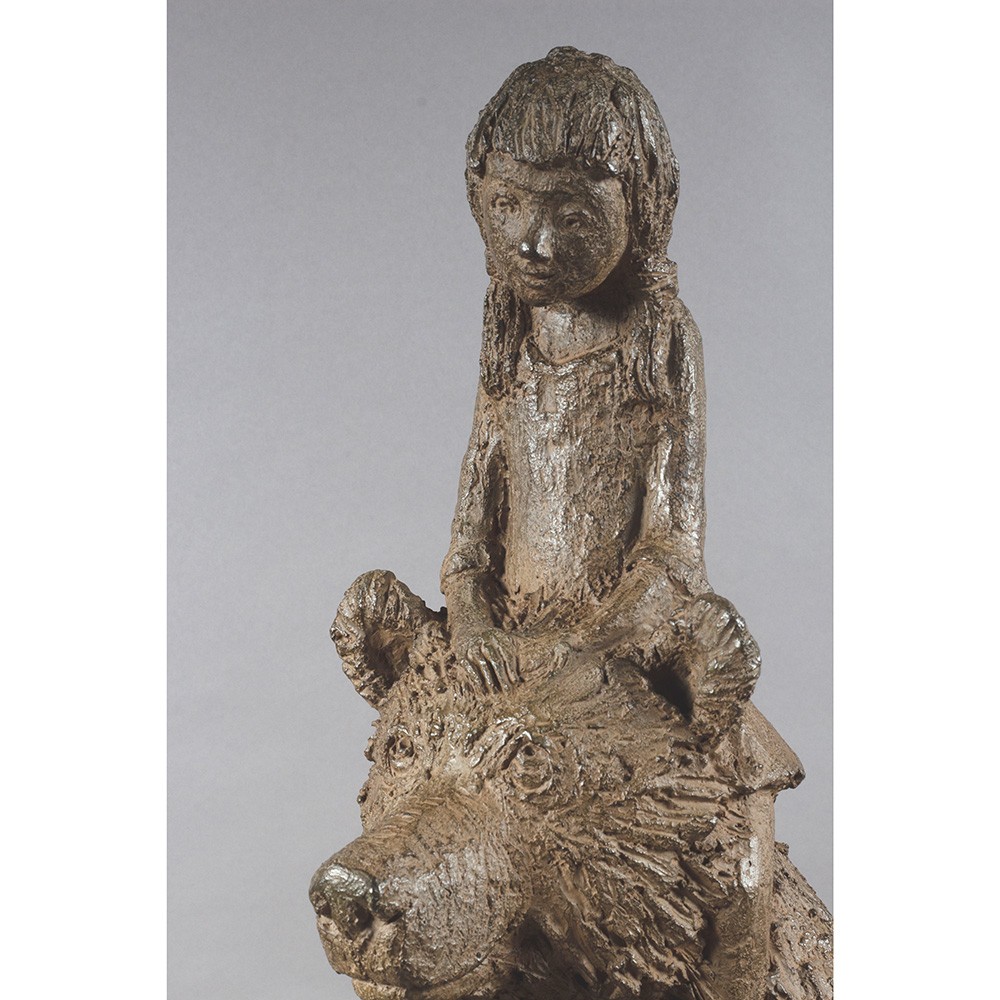 Détail 2 de l'enfant sur les épaules de l'ours de Père et fille, sculpture animalière bronze ours et enfants de Sophie Verger