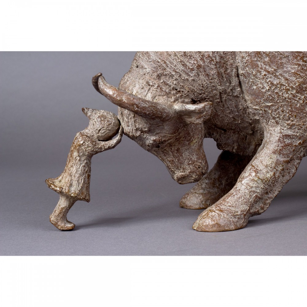 Détail le plus fort des deux, sculpture animalière bronze taureau et enfants de Sophie Verger,