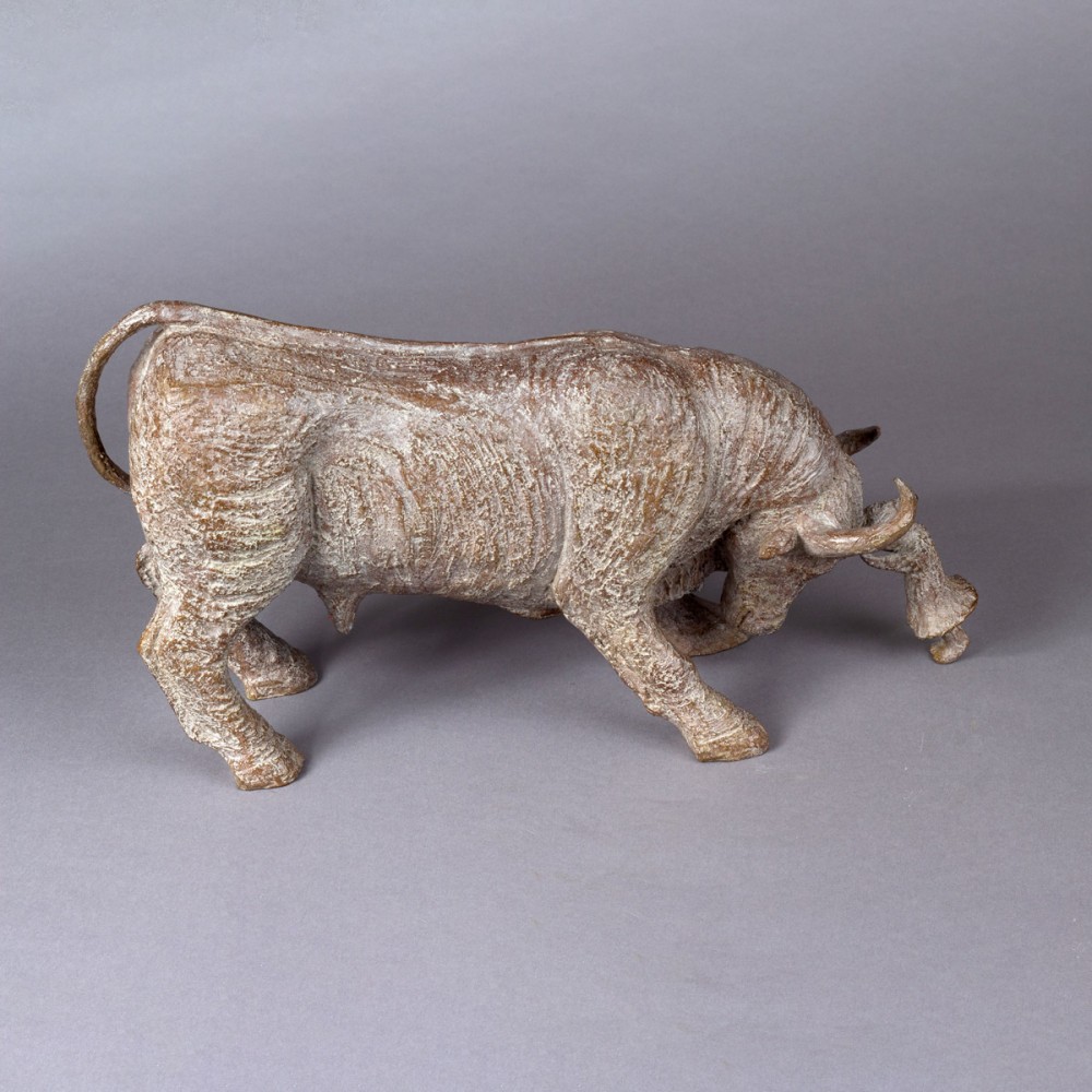 Le plus fort des deux, sculpture animalière bronze taureau et enfants de Sophie Verger profil droit