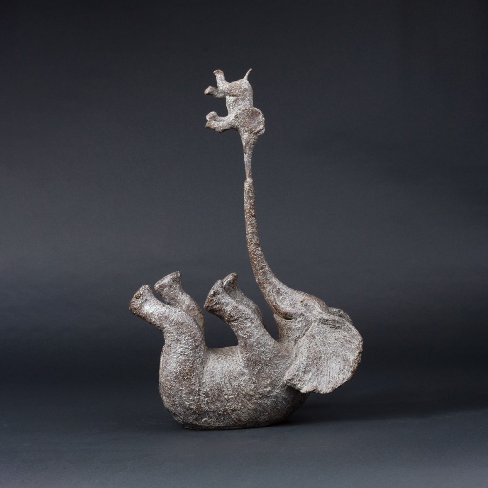 Œuvre D'une trompe à l'autre, sculpture animalière bronze éléphant de Sophie verger, profil gauche