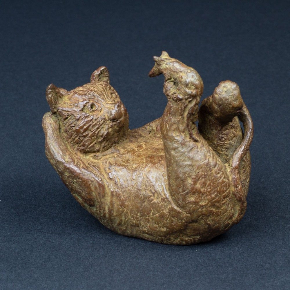 La patte du chat (A Marcel Aymé), sculpture animalière bronze chat de Sophie Verger, profil légèrement à gauche