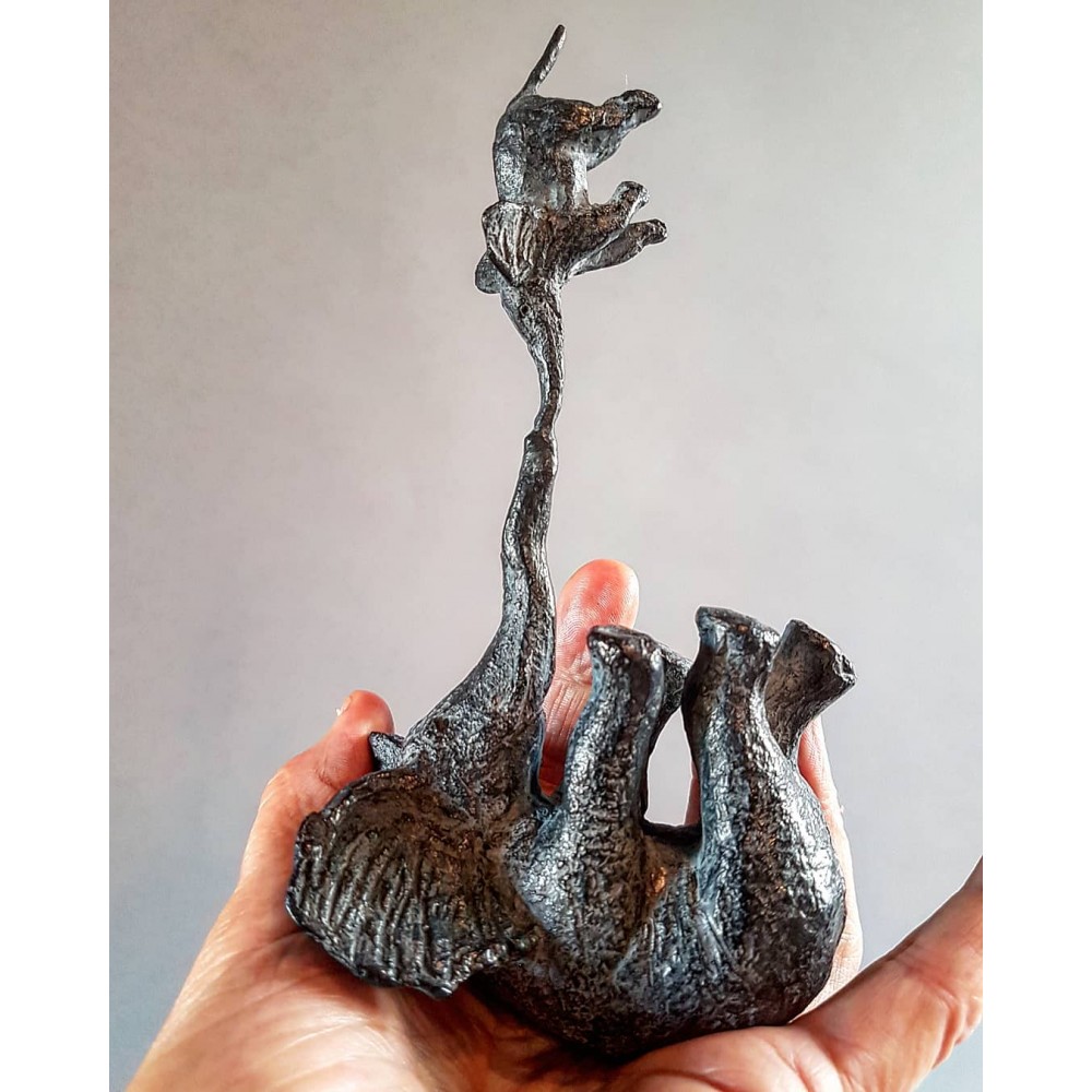 Mini équilibriste, sculpture animalière bronze éléphant de Sophie Verger dans la main