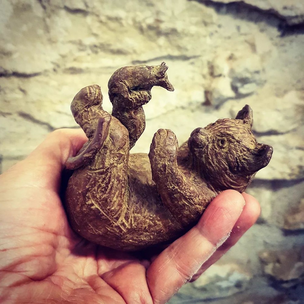 La patte du chat (A Marcel Aymé), sculpture animalière bronze chat de Sophie Verger dans une main