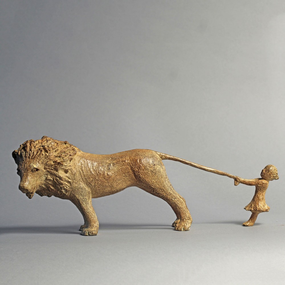 Lion et petite fille, sculpture animalière bronze lion et enfants de Sophie Verger