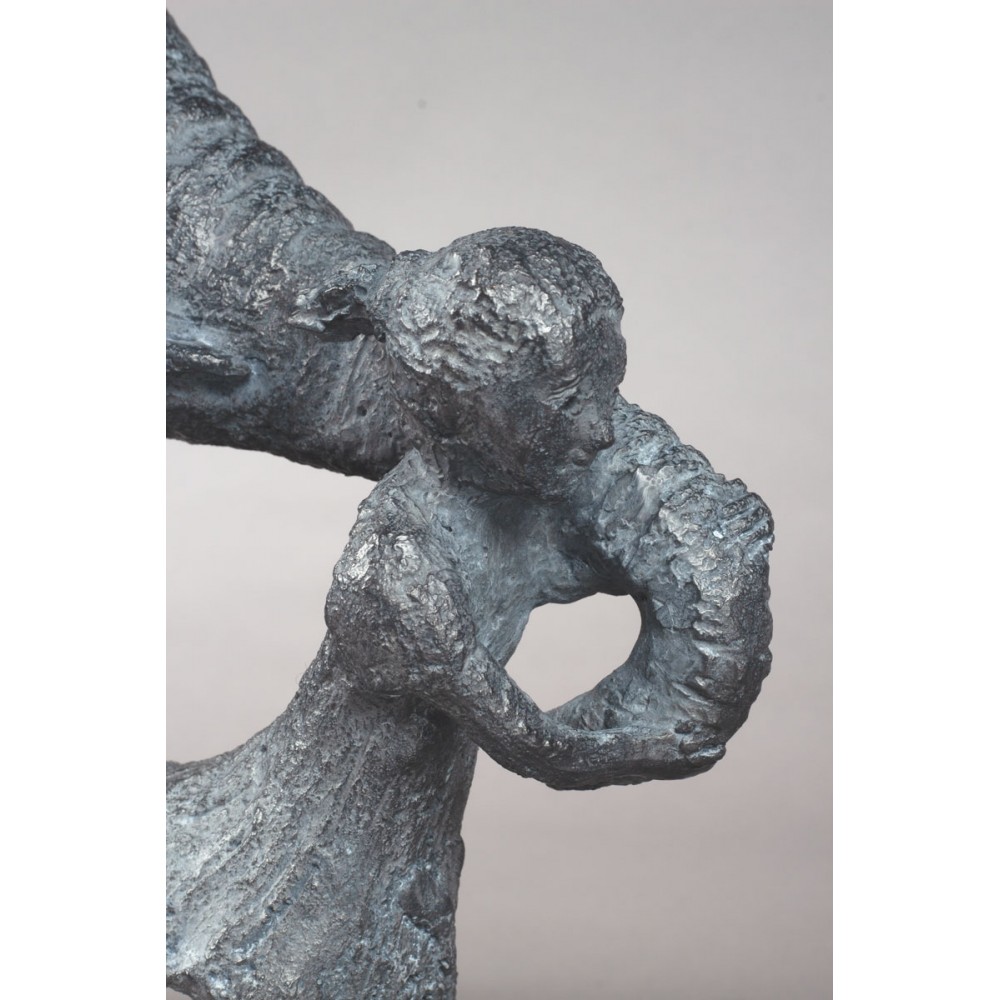 Détail enfant à l'avant de la sculpture bronze Le préféré des deux, statue animalière bronze éléphant de Sophie Verger