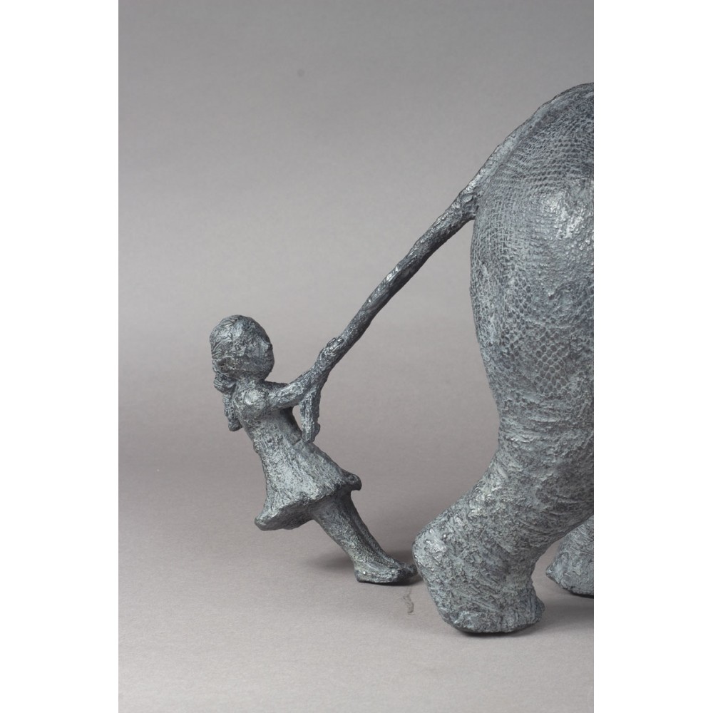 Détail enfant à l'arrière de la sculpture bronze Le préféré des deux, statue animalière bronze éléphant de Sophie Verger