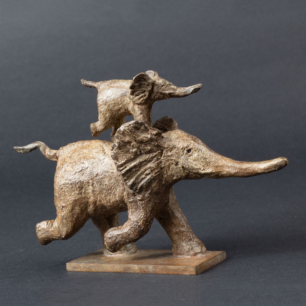Cours-y vite ! Sculpture animalière bronze éléphant de Sophie Verger, profil droit