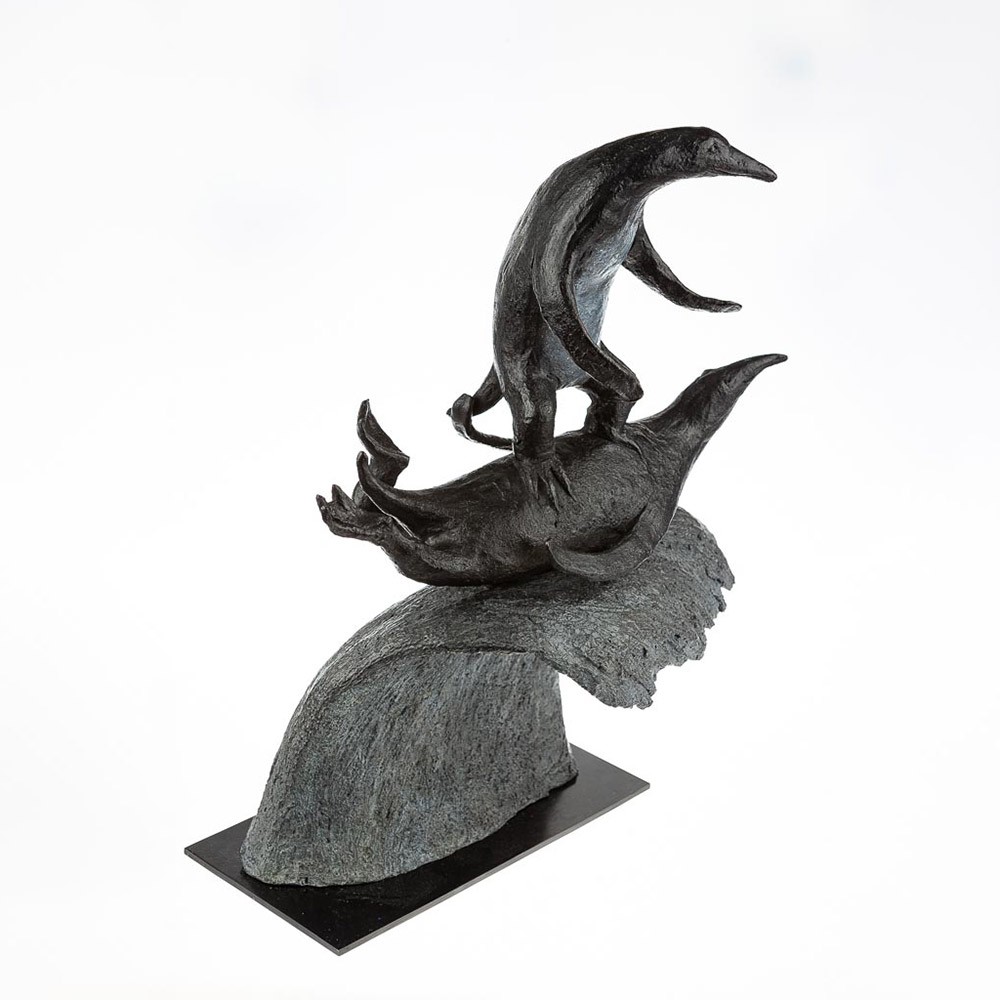 Surf aux Malouines, sculpture animalière, bronze penguin, manchot de Sophie Verger
