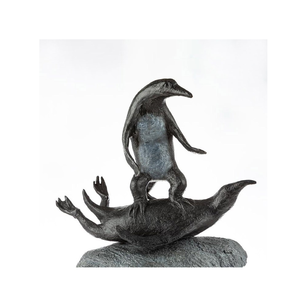 Profil face de la sculpture bronze Surf aux Malouines, statue animalière bronze manchot de Sophie Verger