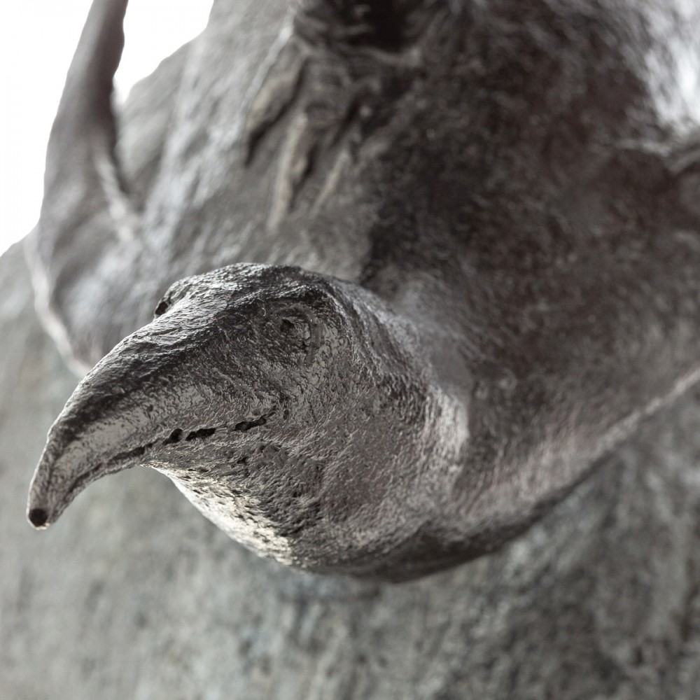 Détail 1 de la sculpture bronze Surf aux Malouines, statue animalière bronze manchot de Sophie Verger