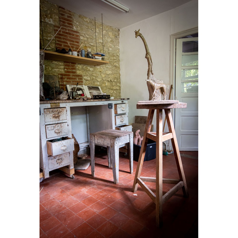 Sculpture bronze Girafe et son lévrier à l'atelier