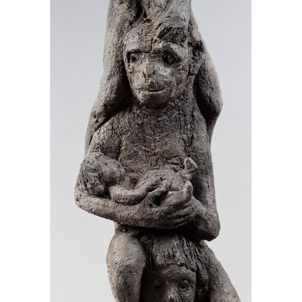 Détail enfant et singe de Etrange procession, sculpture animalière terre tortue de Sophie Verger