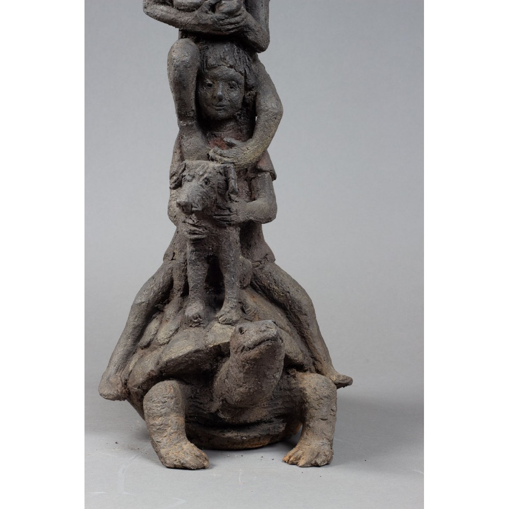 Détail Enfant, Chien et tortue de Etrange procession, sculpture animalière terre tortue de Sophie Verger