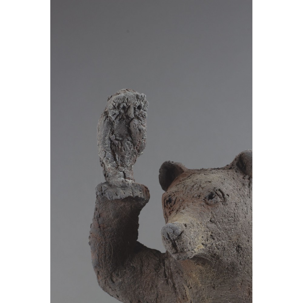 Détail Chouette et Ours de Etrange procession, sculpture animalière terre tortue de Sophie Verger