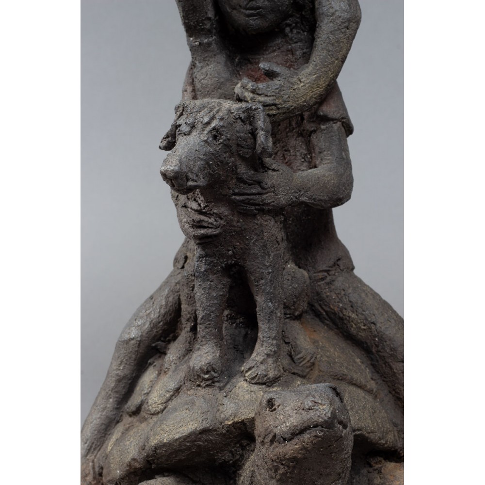 Détail Chien et tortue de Etrange procession, sculpture animalière terre tortue de Sophie Verger
