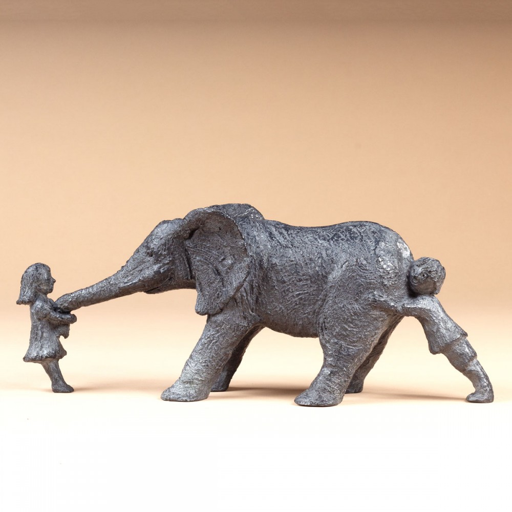 Deux enfants et un éléphanteau, sculpture animalière bronze éléphant et enfants de Sophie