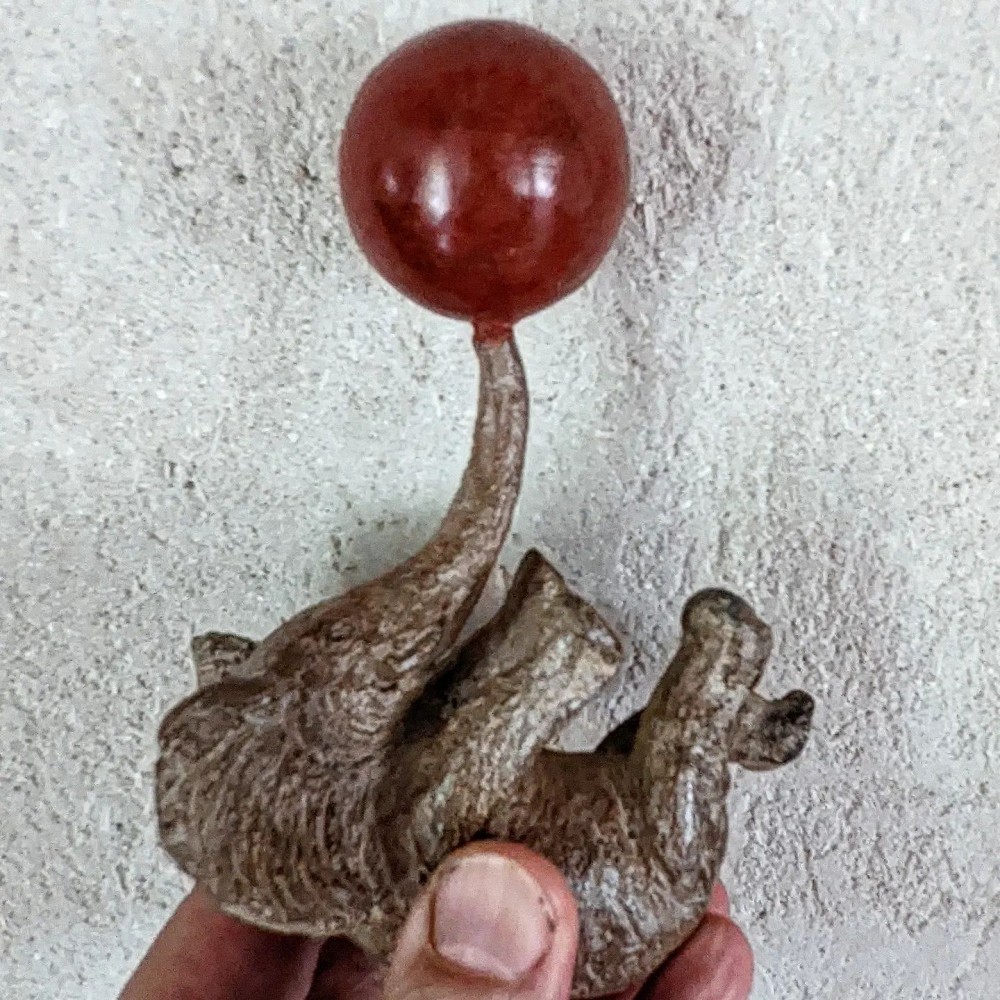 Sculpture de poche : Mon ballon, sculpture animalière bronze éléphant de Sophie Verger qui tient dans la main