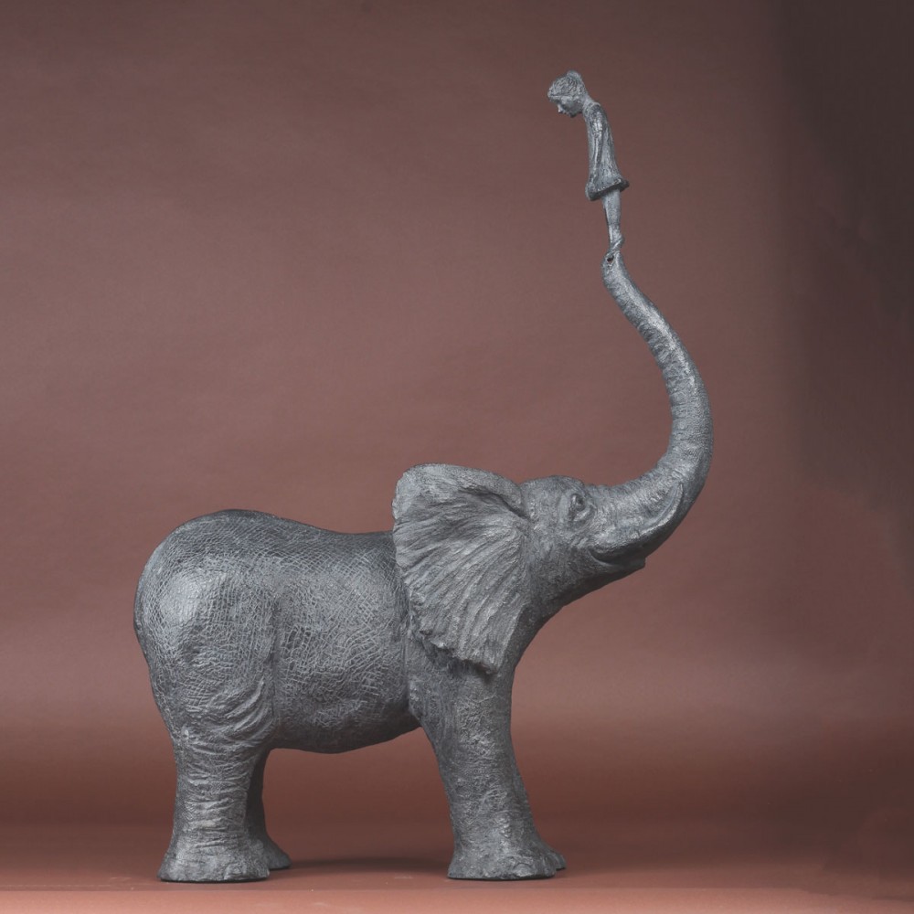 Sculpture bronze sur la trompe, statue animalière éléphant et enfant de Sophie Verger