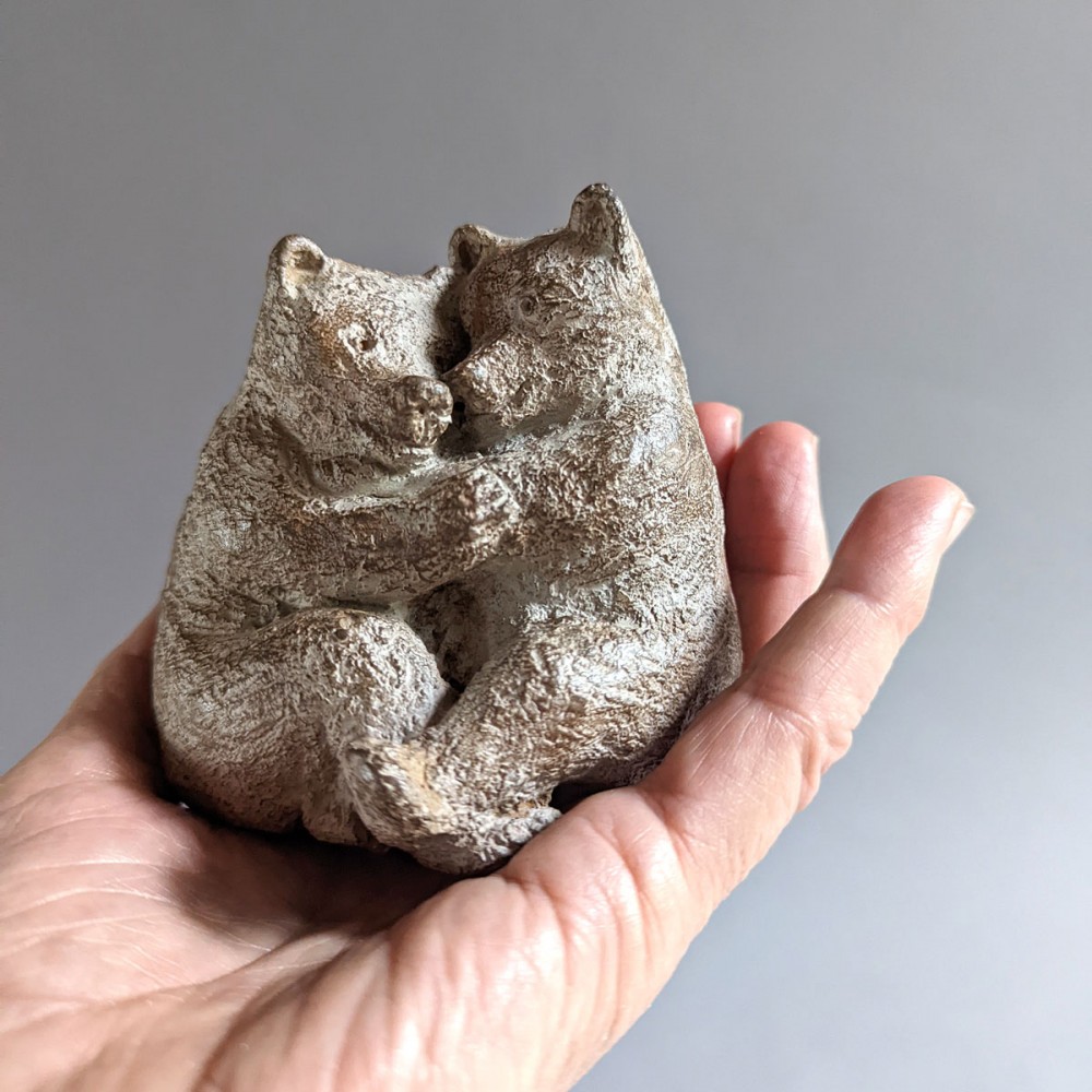 Sculpture bronze qui tient dans la main Ours enlacés, statue animalière ours de Sophie Verger
