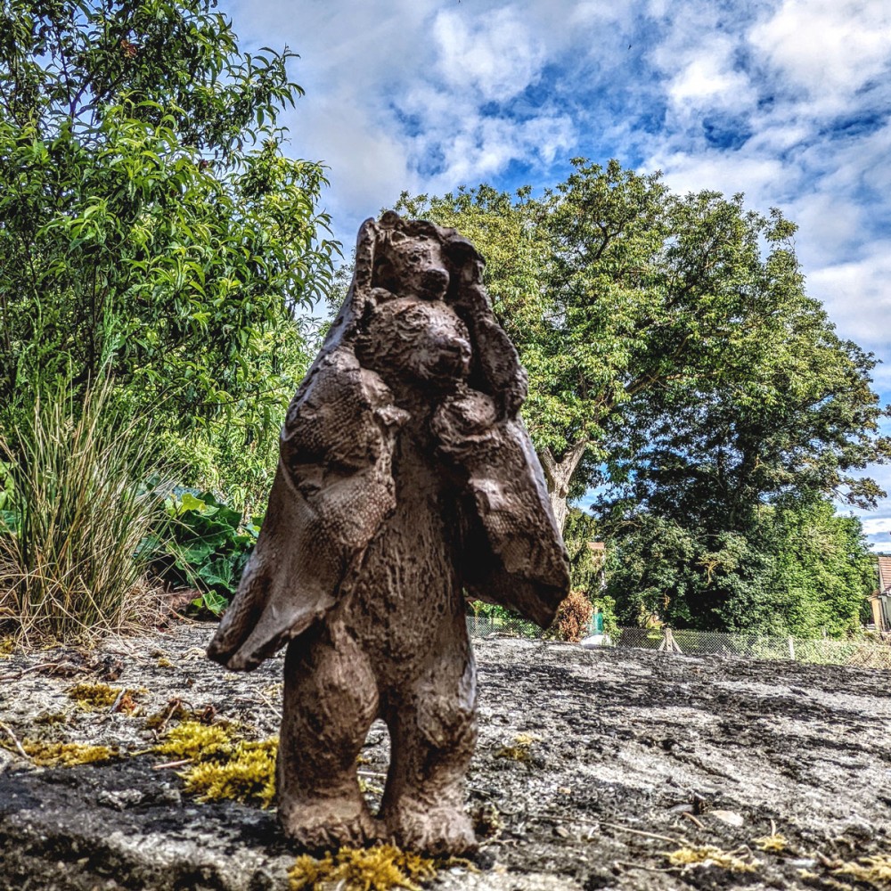 Sculpture bronze Ours A l'abri en forêt, statue animalière bronze ours de Sophie Verger