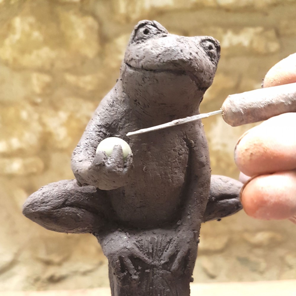 Photo en grès à l'atelier de sculpture La petite pêcheuse de perles, statue animalière crapaud